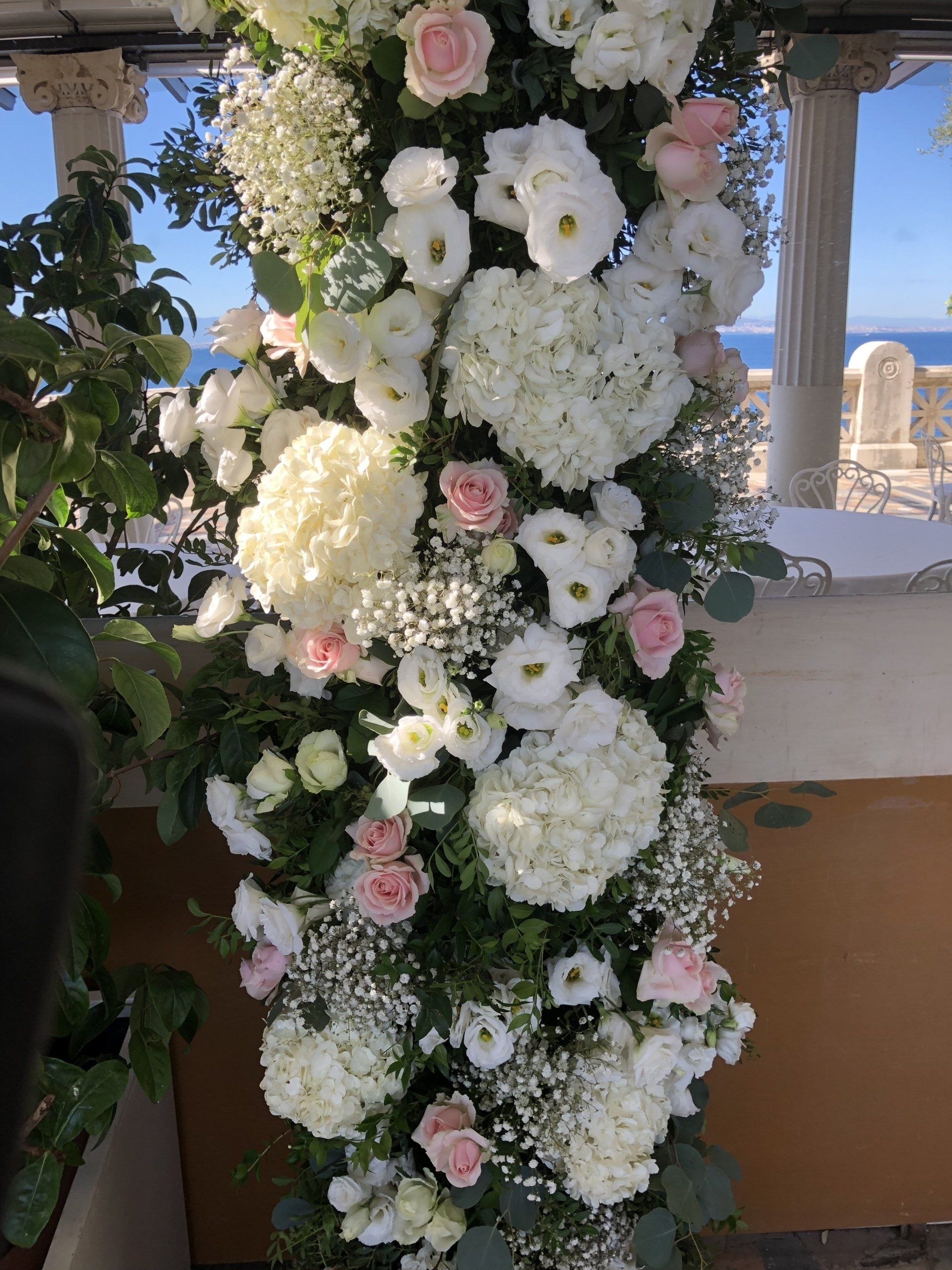 Colonne fleurie pour un mariage