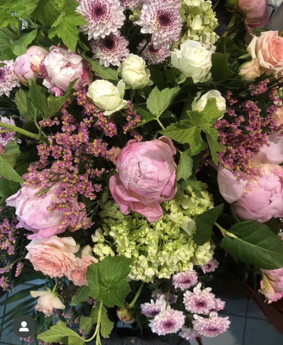 Composition florale rose, vert et blanc