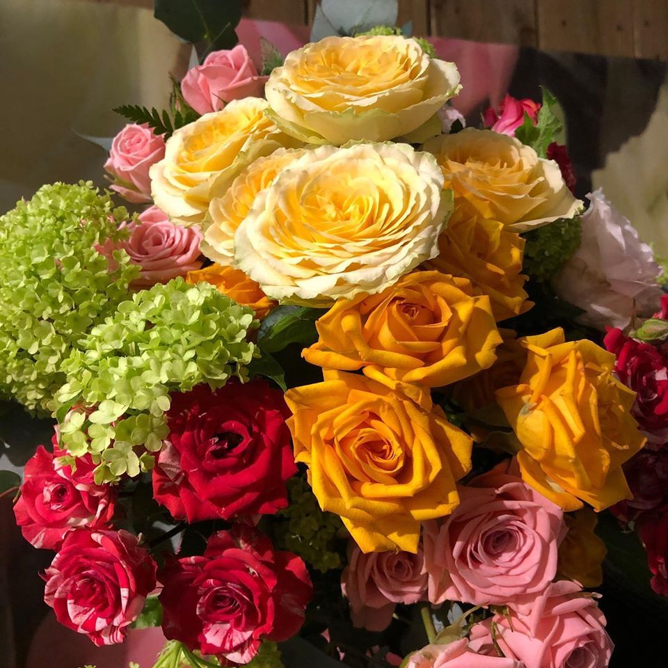 Bouquets de roses blanches, jaunes, roses et rouges