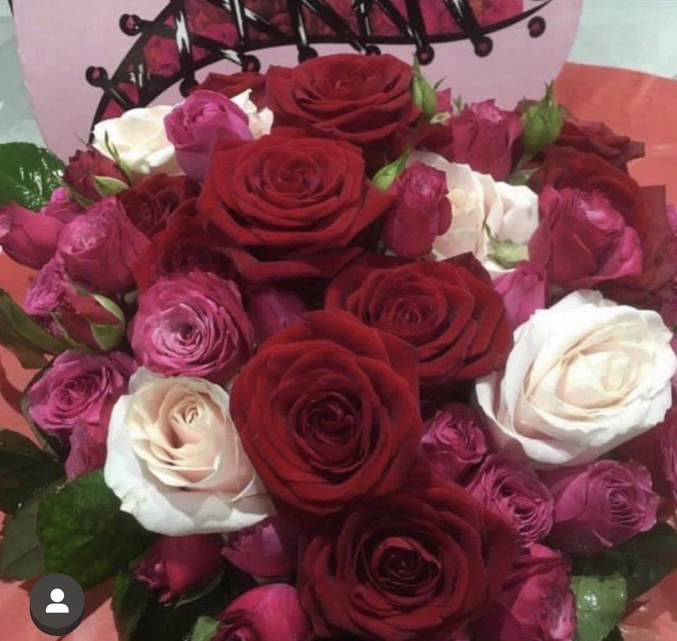 Composition floral de roses rouges, roses et blanches