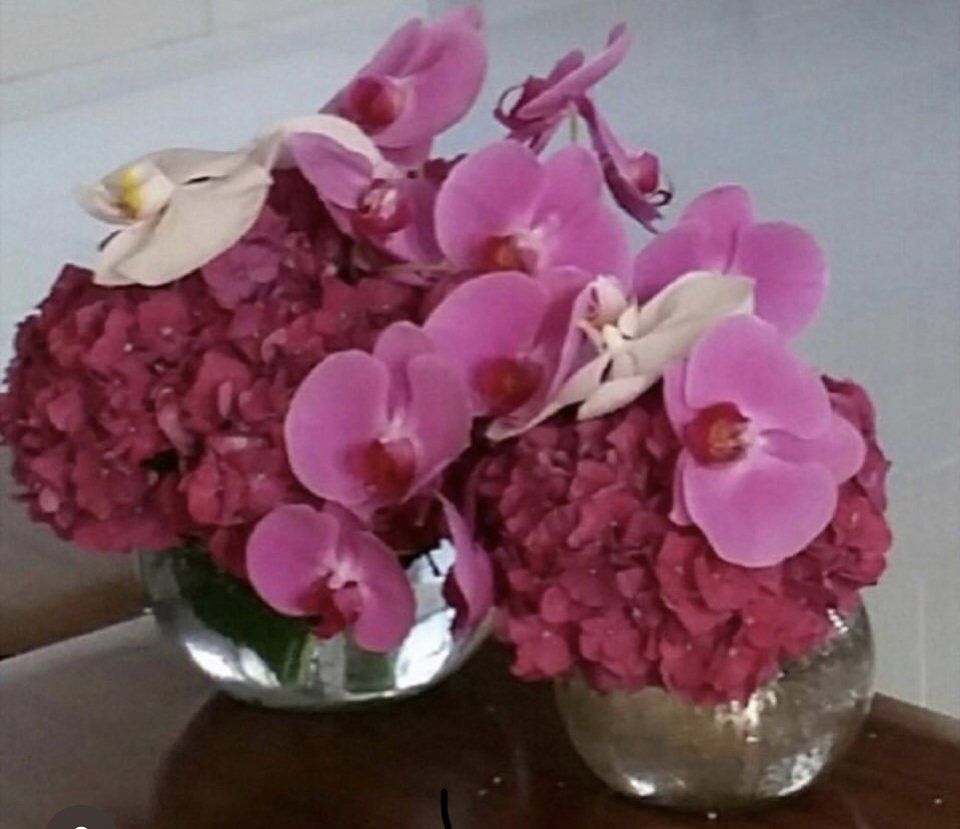 Deux vases d'hortensias et orchidées roses