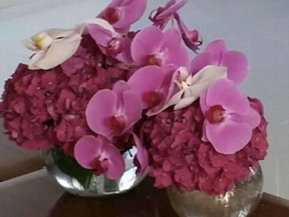 Vase d'hortensias roses et d'orchidées roses