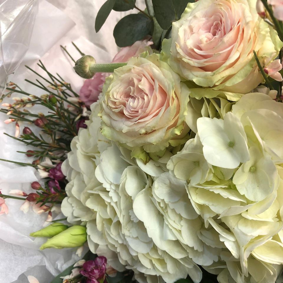 Bouquet blanc avec roses et hortensias