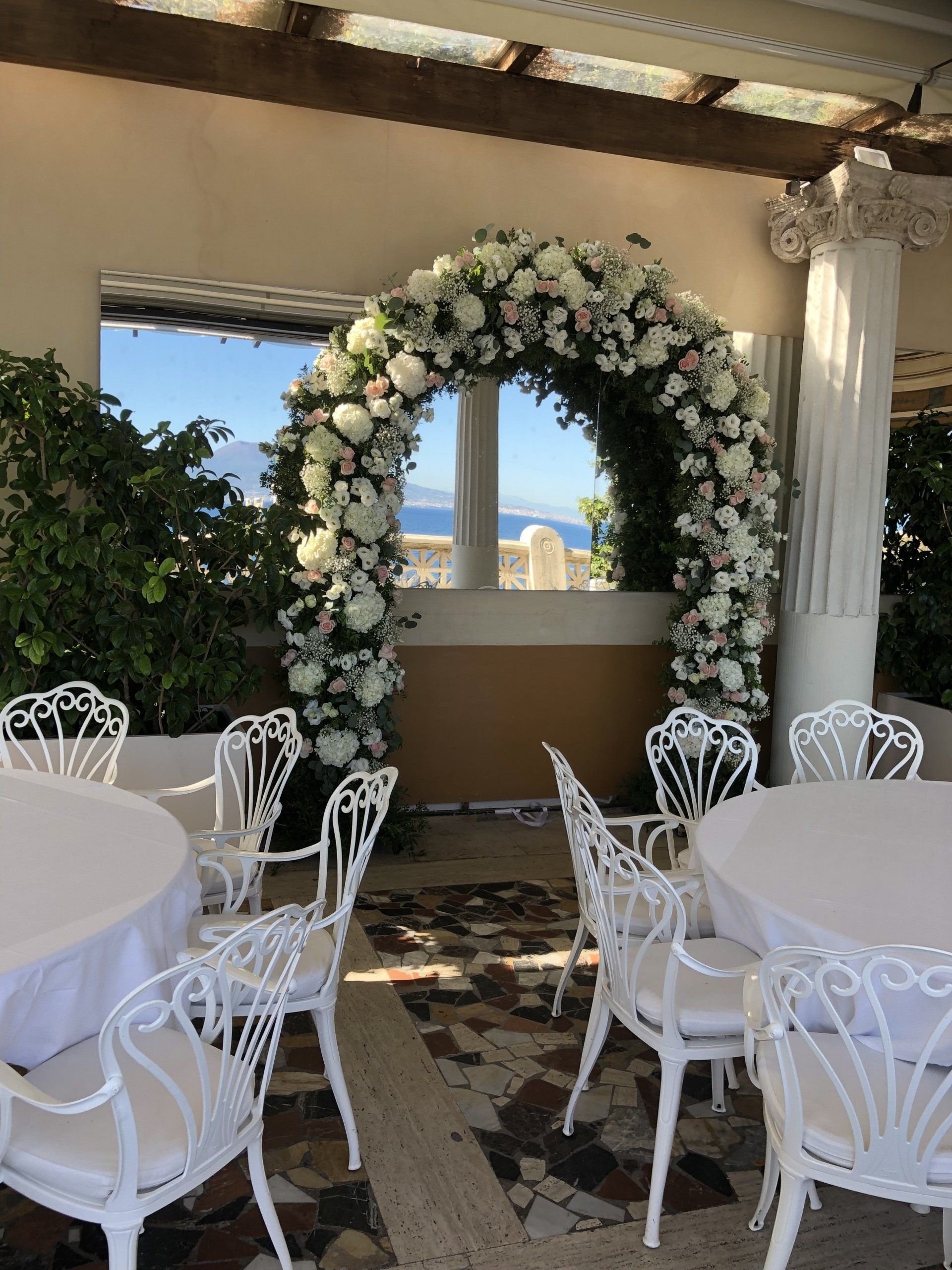 Arche fleurie blanche