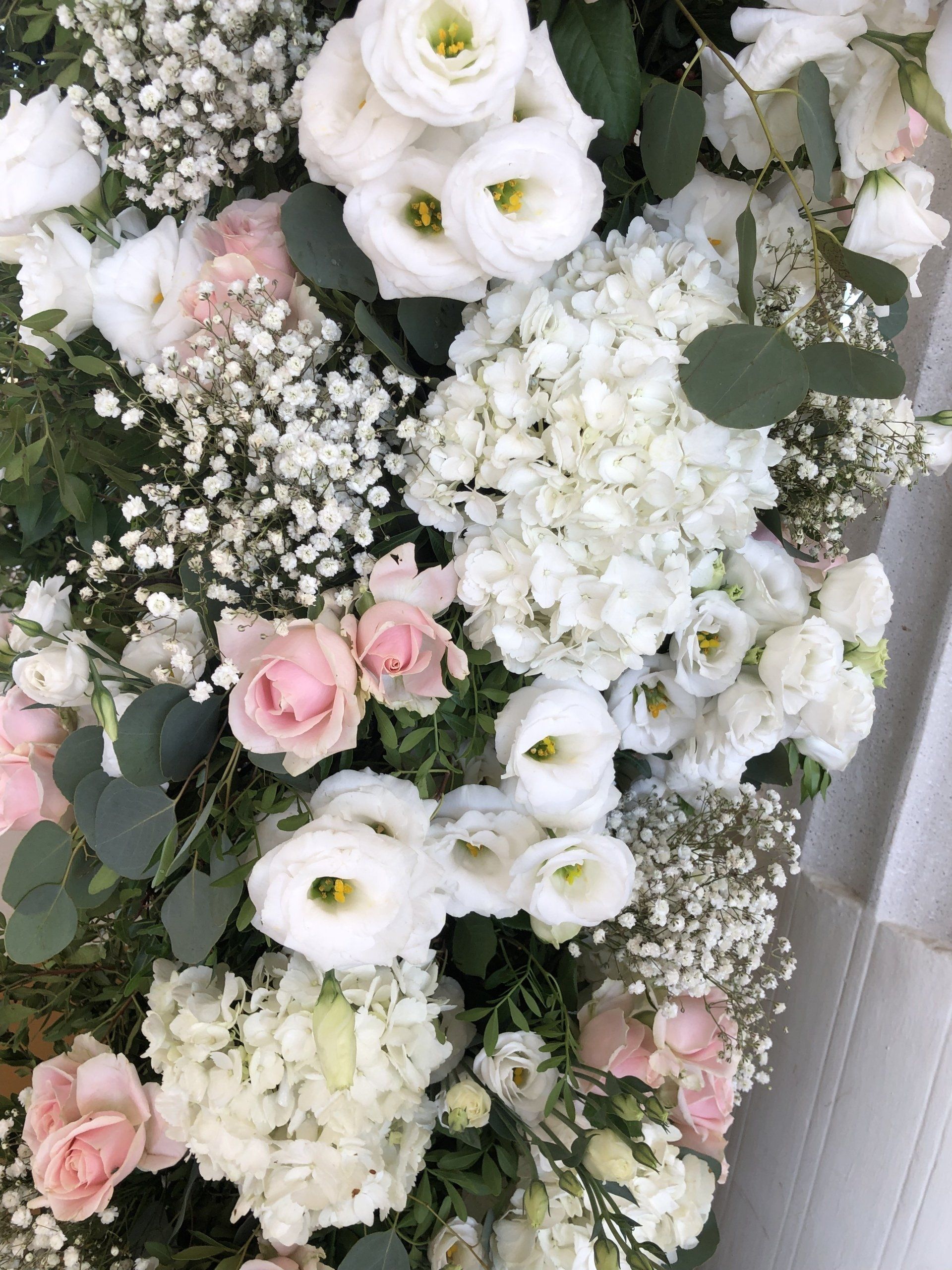 Colonne fleurie blanche