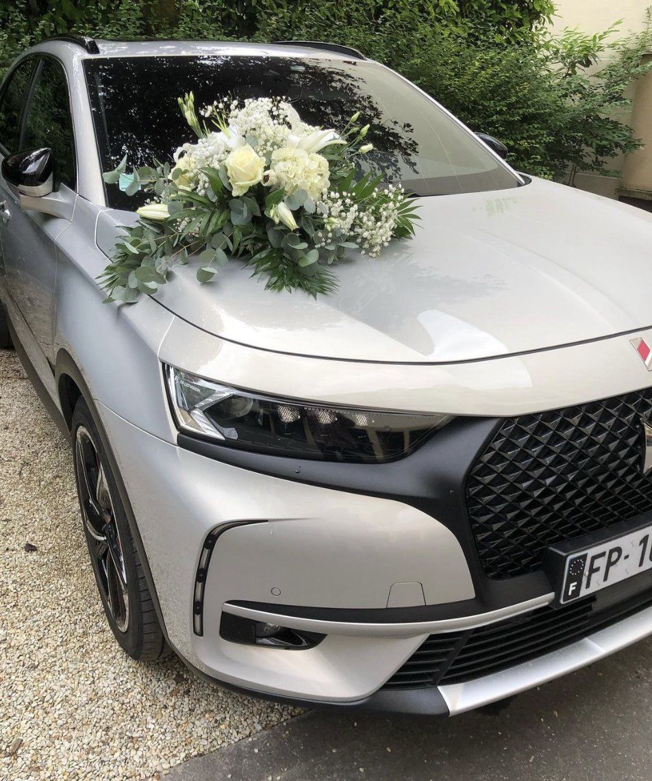 Gerbe de fleurs blanches sur une voiture