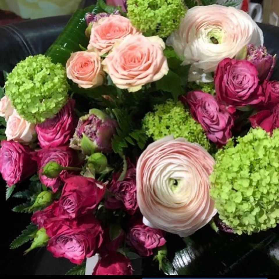 Composition florale colorées verte, bordeaux et rose pastel