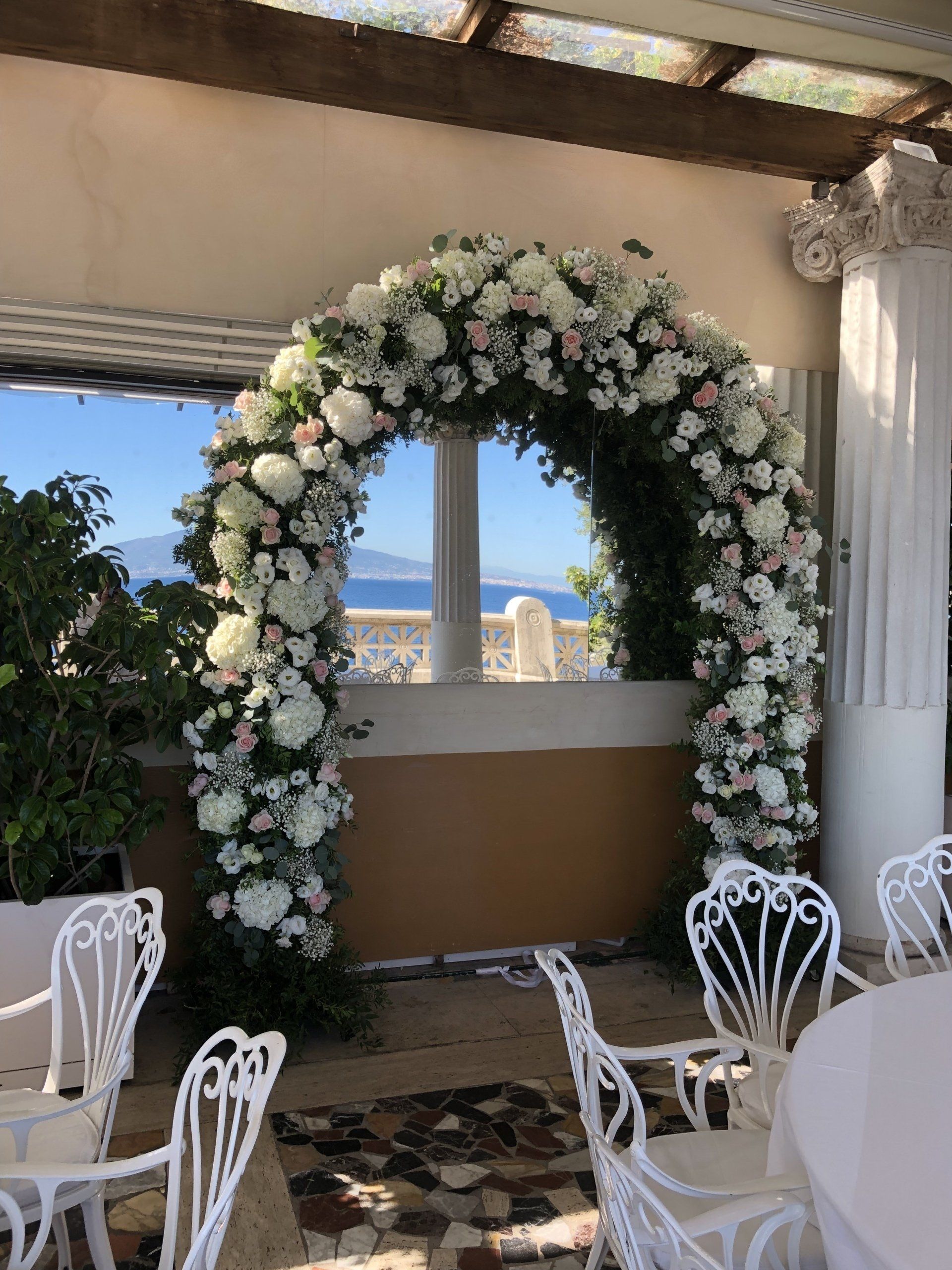 Arche de roses blanches