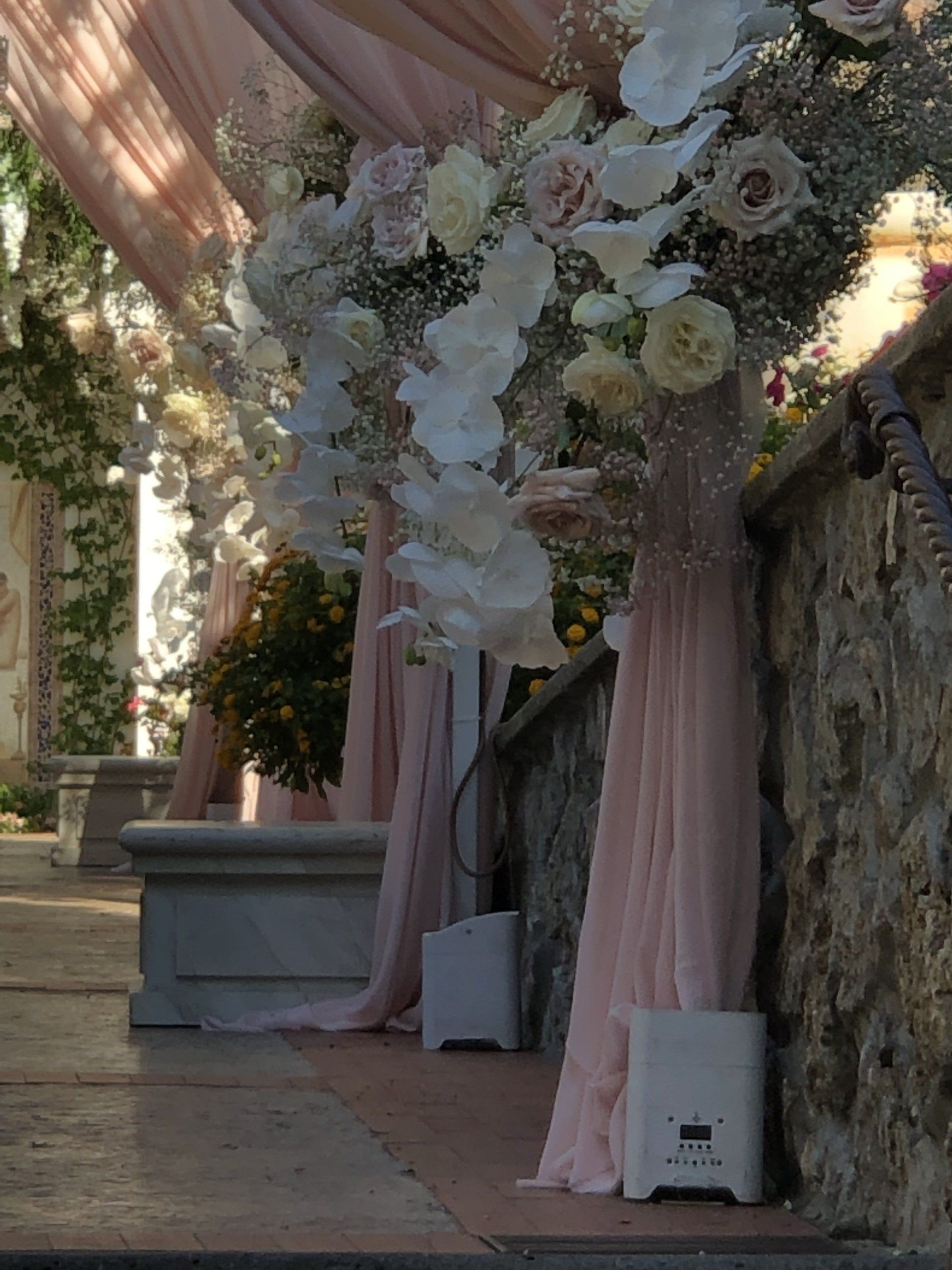 Bouquets allignés sur les draps soyeux