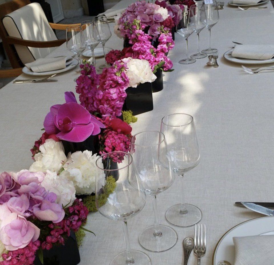 Chemin de table avec des orchidées et des hortensias