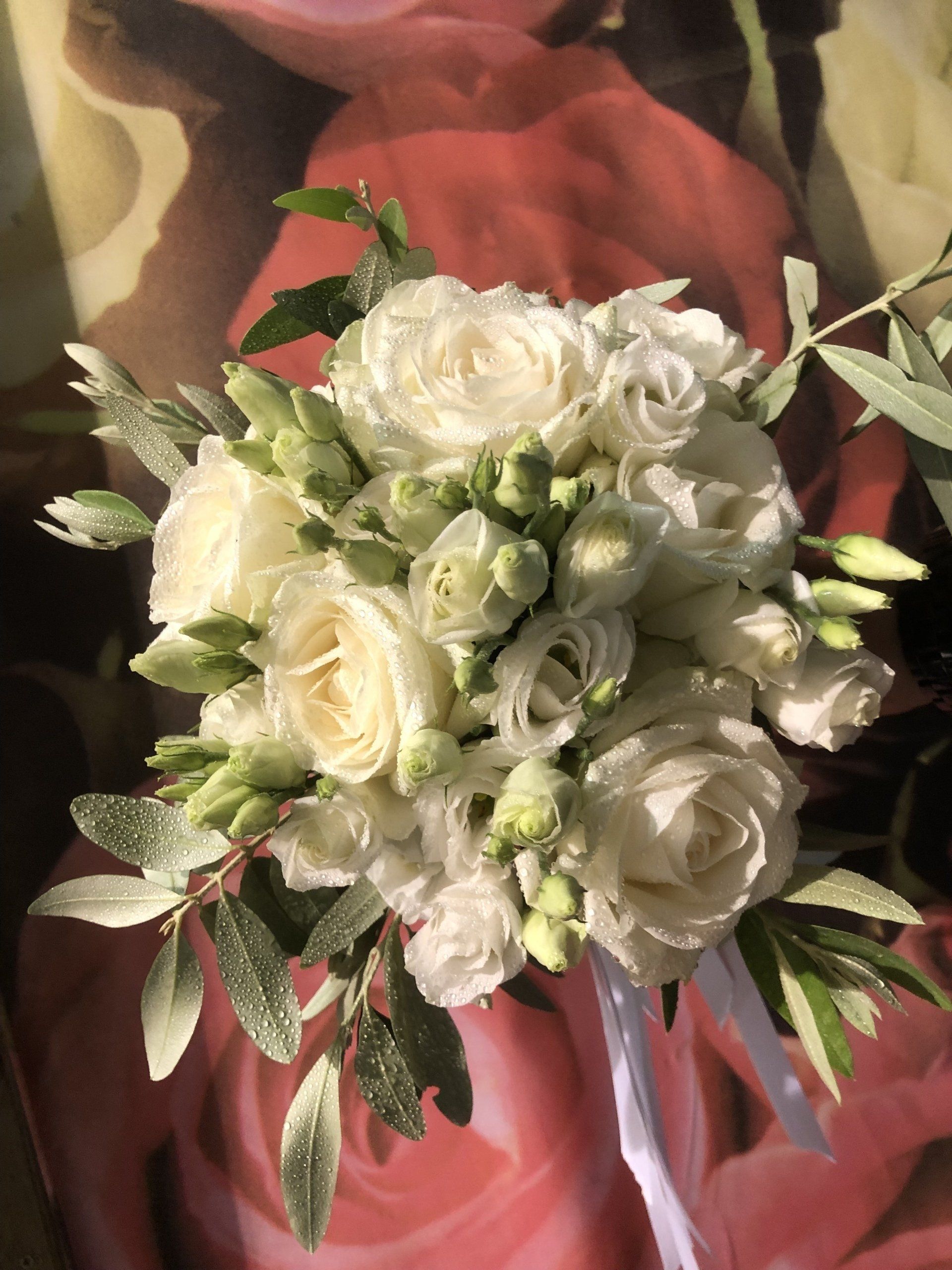 Composition florale de belles roses blanches