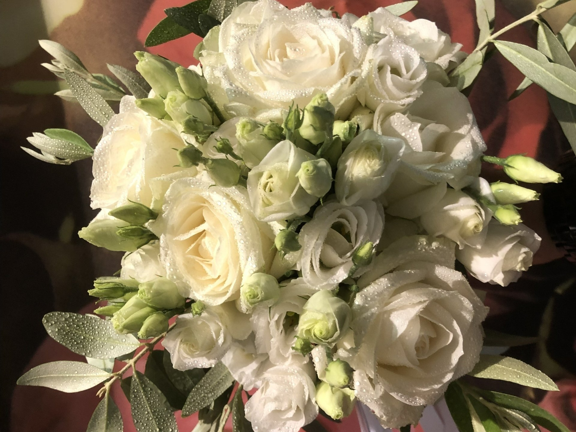 Bouquet de roses blanches et de bourgeons