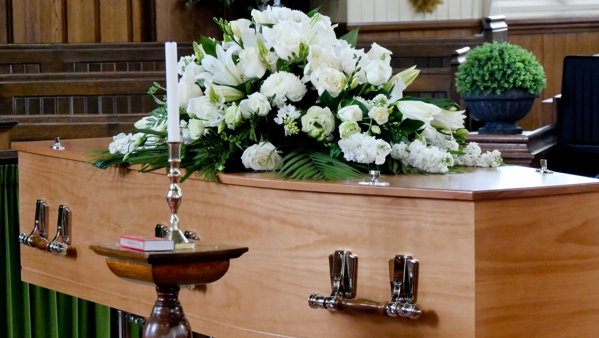 Gerbe de fleurs sur un cercueil