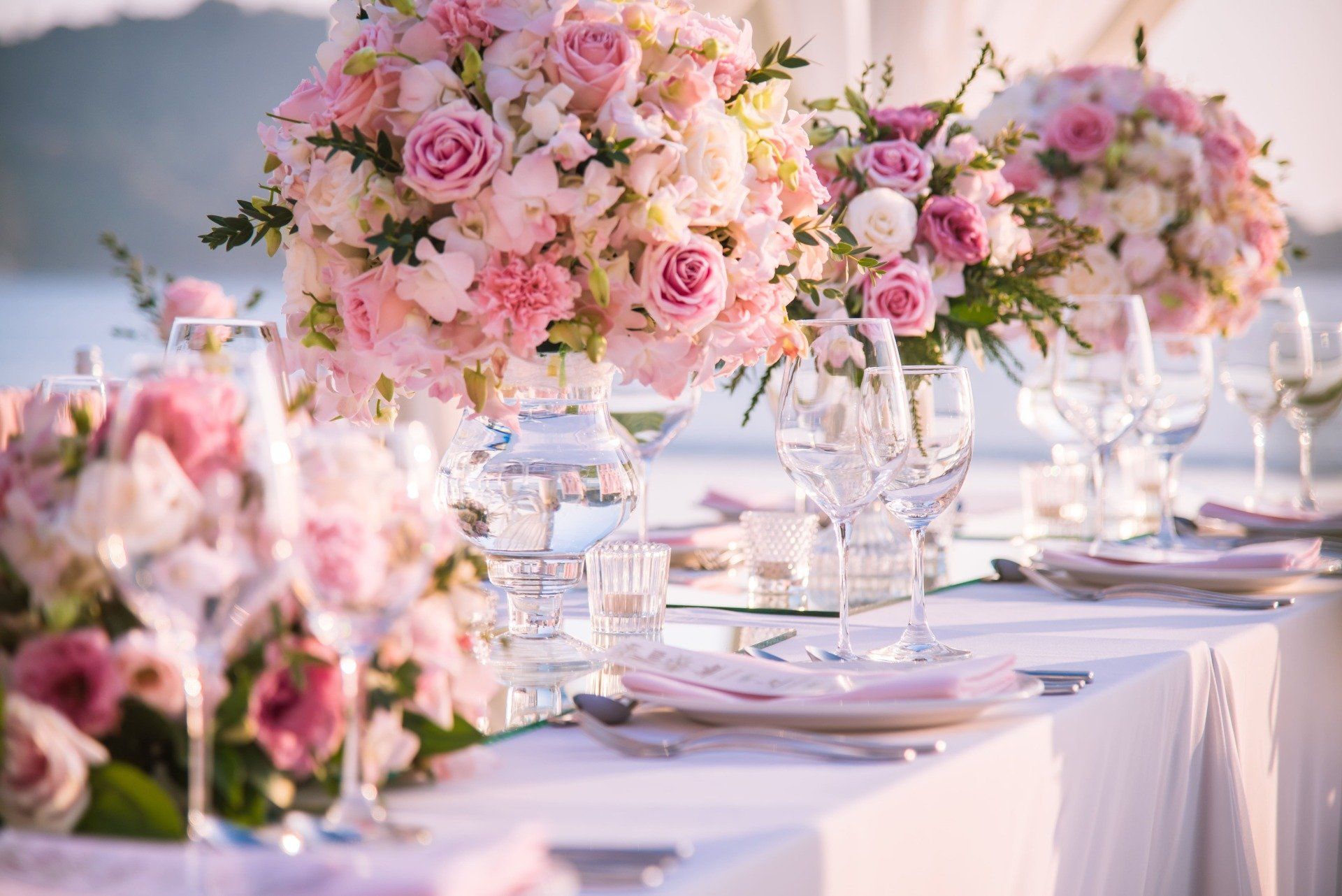 Bouquet et composition floral de mariés sur une table en extérieur
