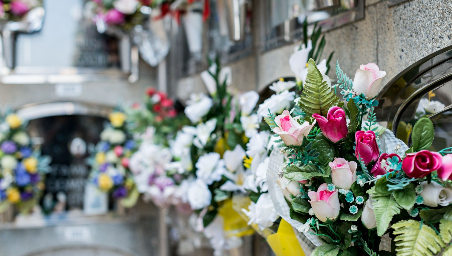 Fleurs près d'urne funéraire