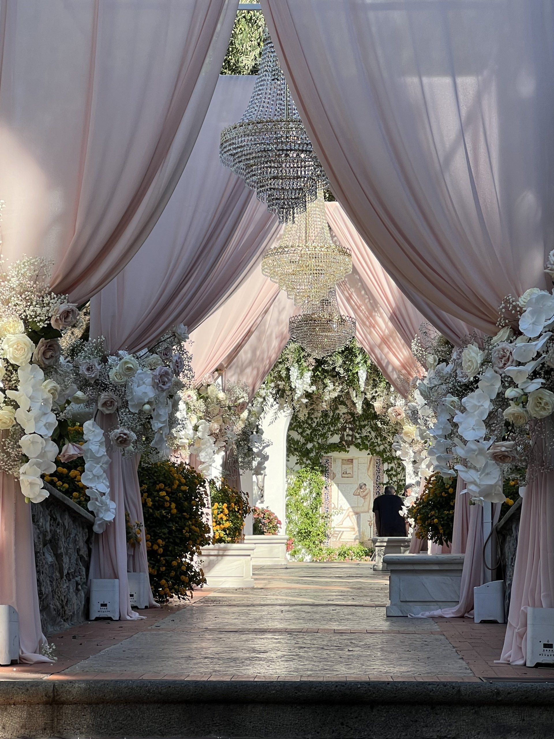 Allée fleurie avec lustres et fleurs blanches