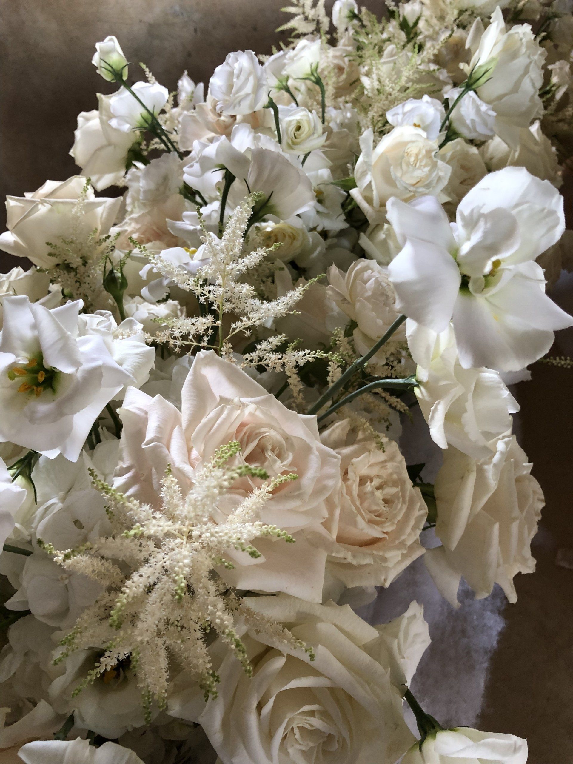 Composition florale de roses pour un mariage