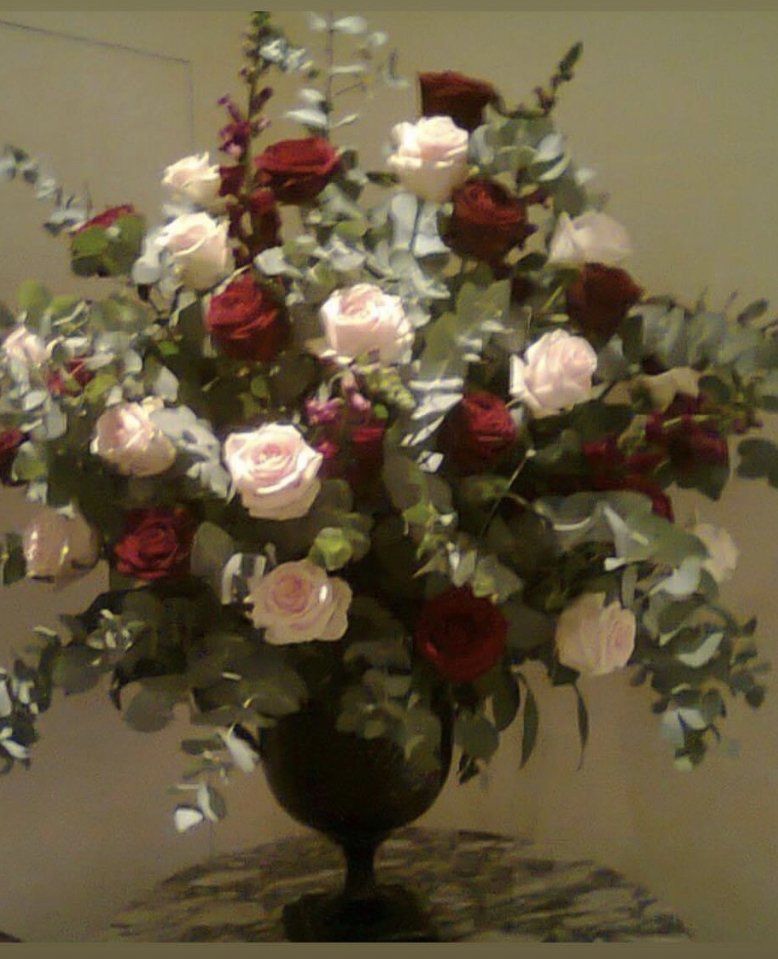 Bouquet fourni avec de roses blanches et rouges