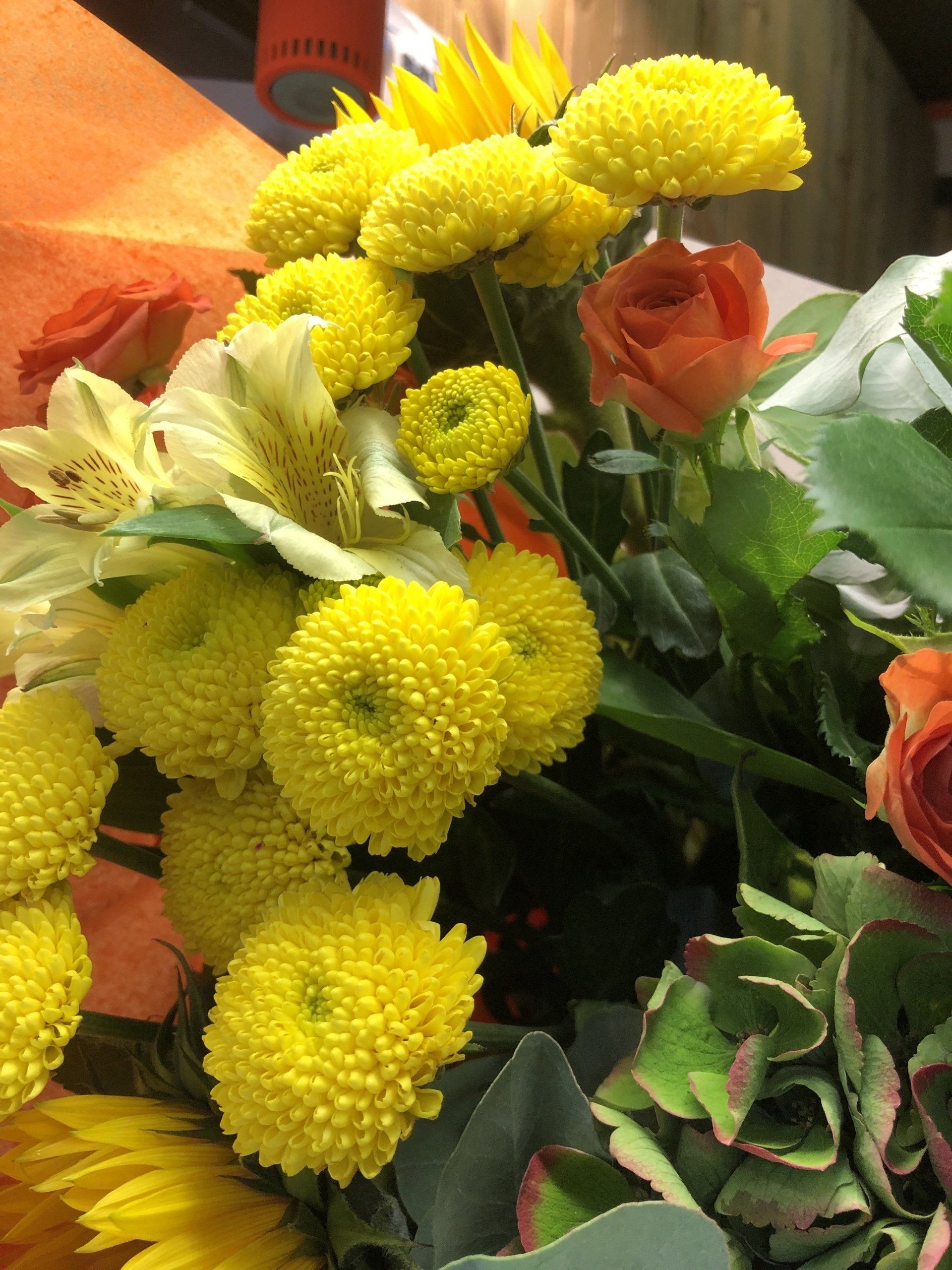 Chrysanthème jaune avec des lys blanc et des roses orange