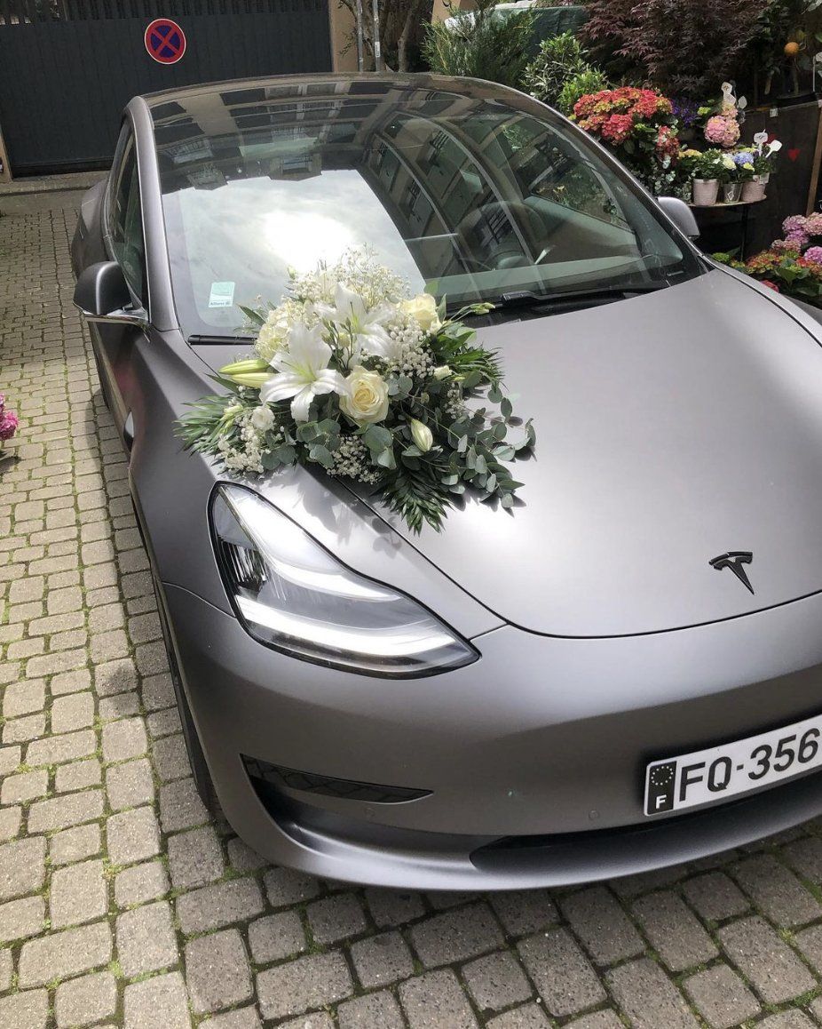 Tesla avec une gerbe de fleurs