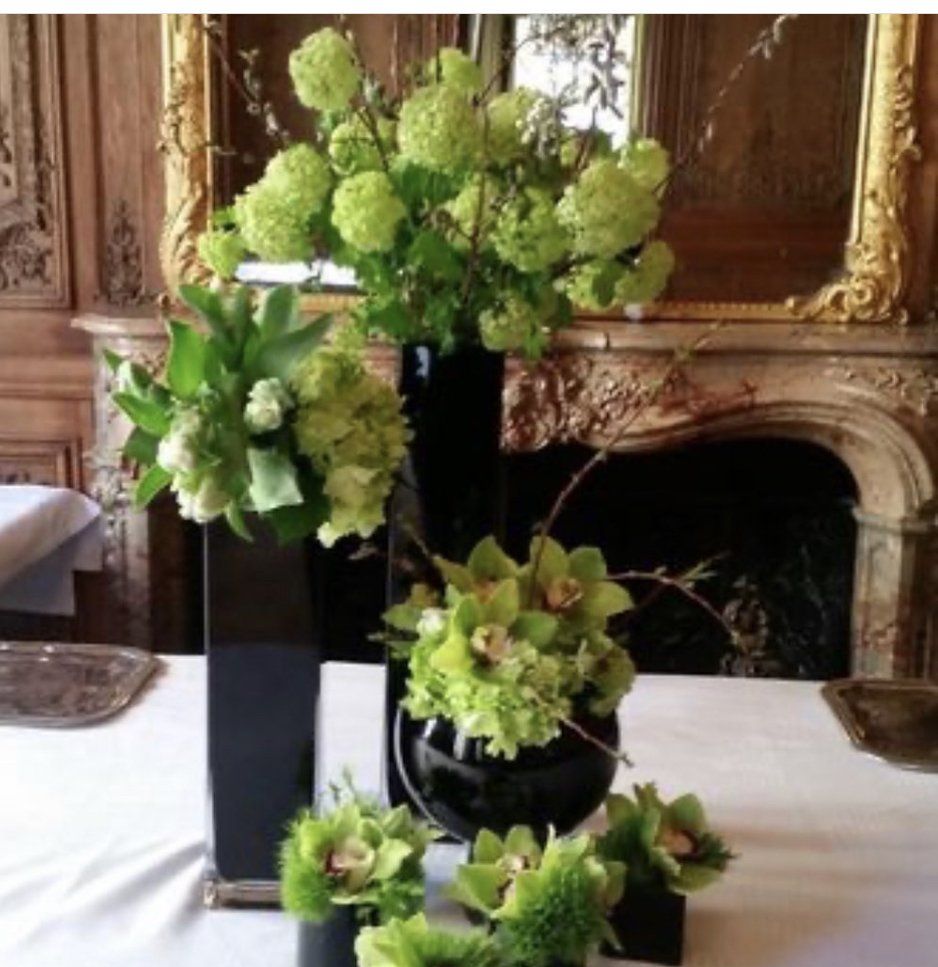 Trois bouquets verts dans trois vases noirs