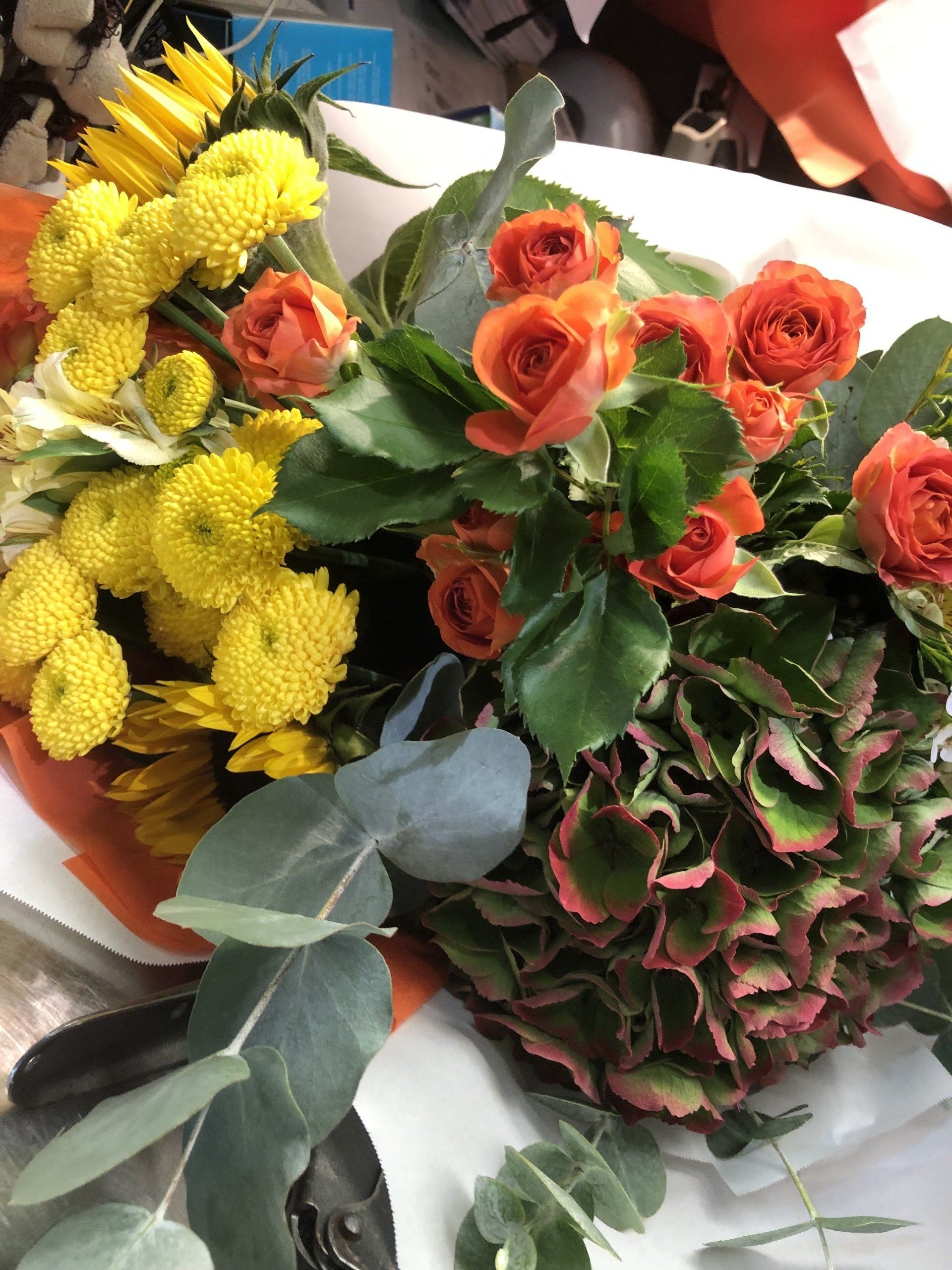 Bouquet de chrysanthème jaune avec des roses orange