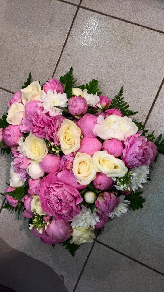 Composition florale rose avec pivoines, roses et chrysanthèmes