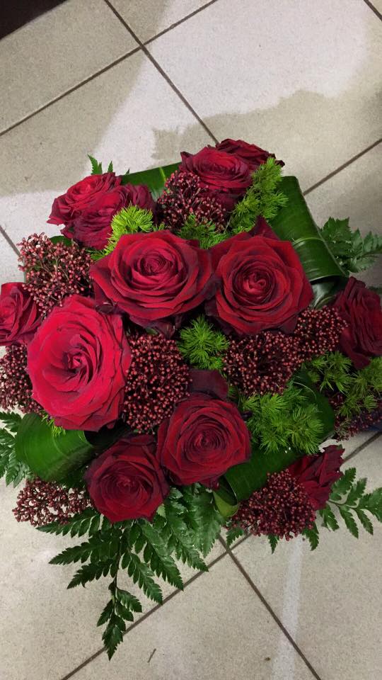 Roses rouges avec de la verdure