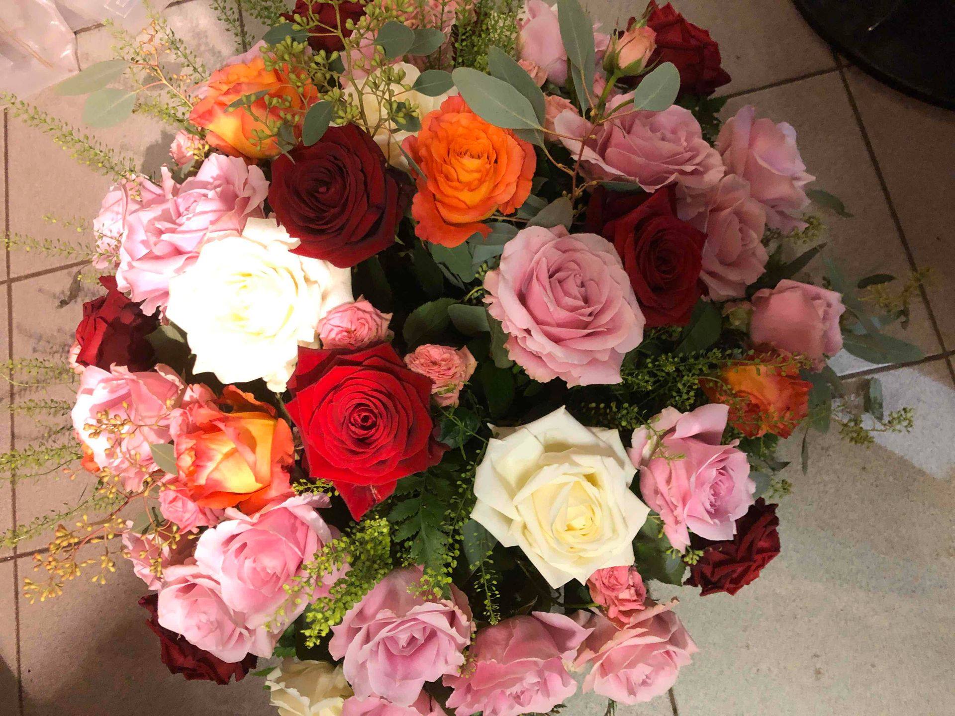 Composition florale de roses très colorées