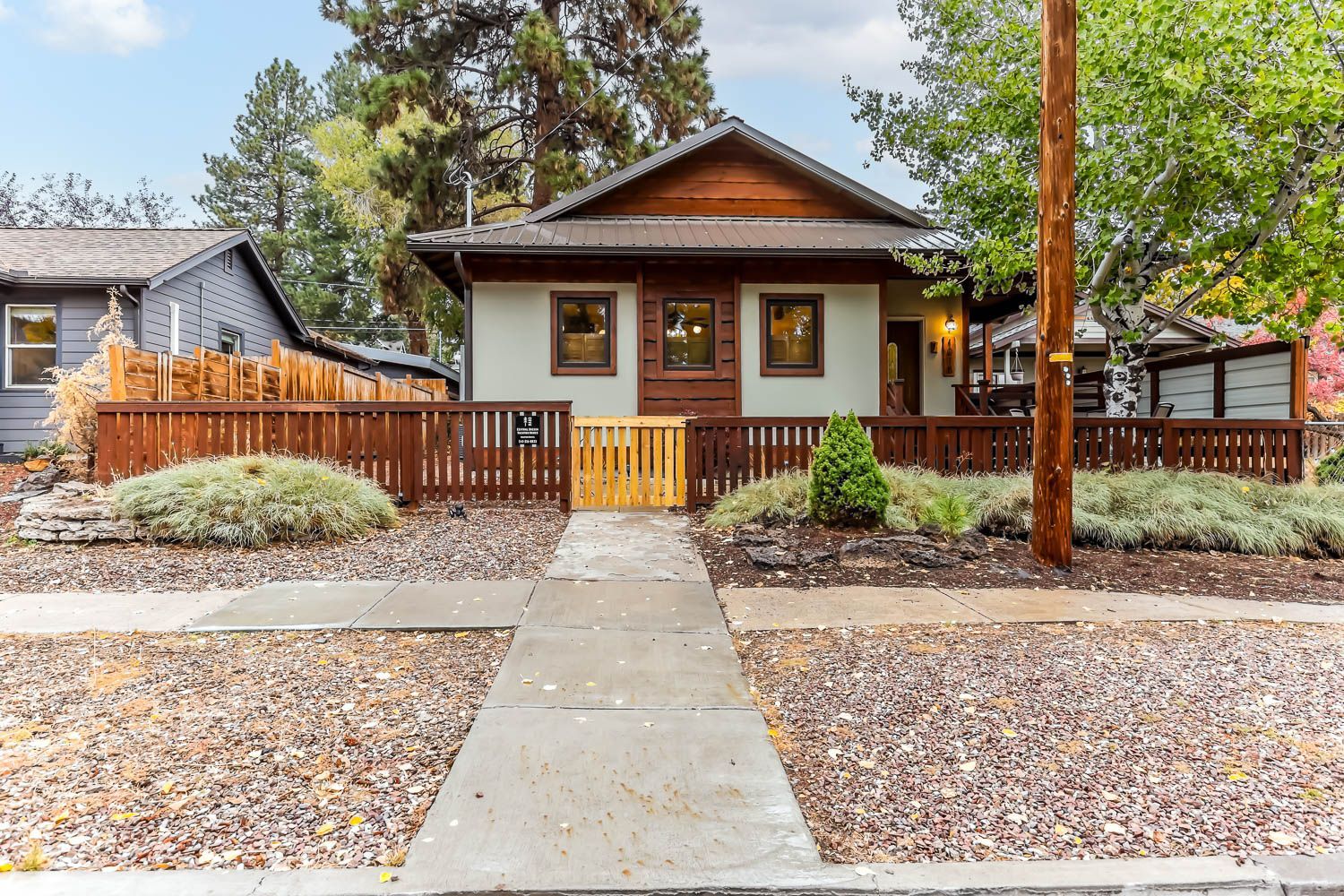 Downtown Bend Cottage walking score of 89, located directly behind Chow, Newport Market, and other Bend hot spots. 