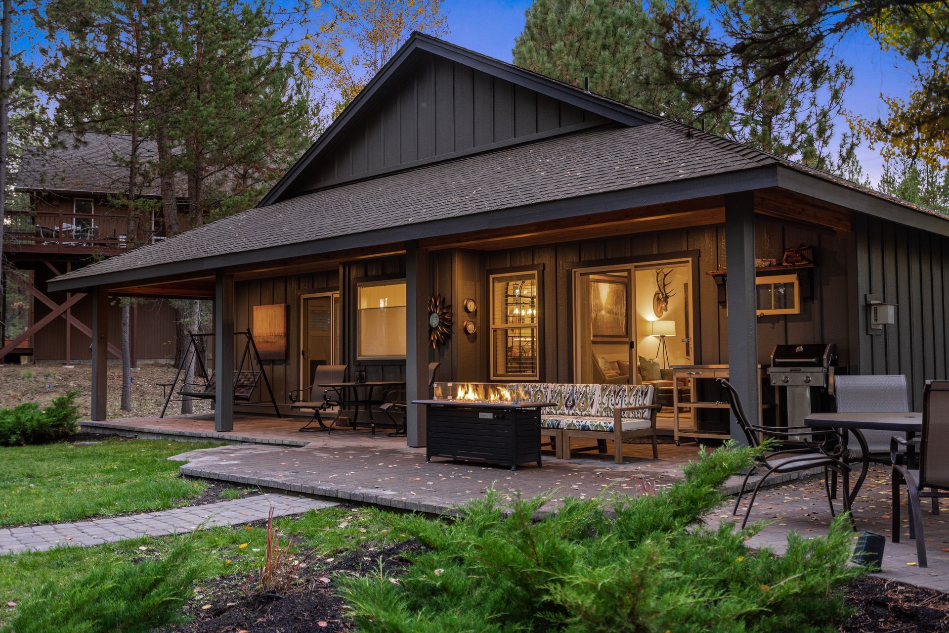 Outdoor patio at Deschutes Riverhaus with firetable