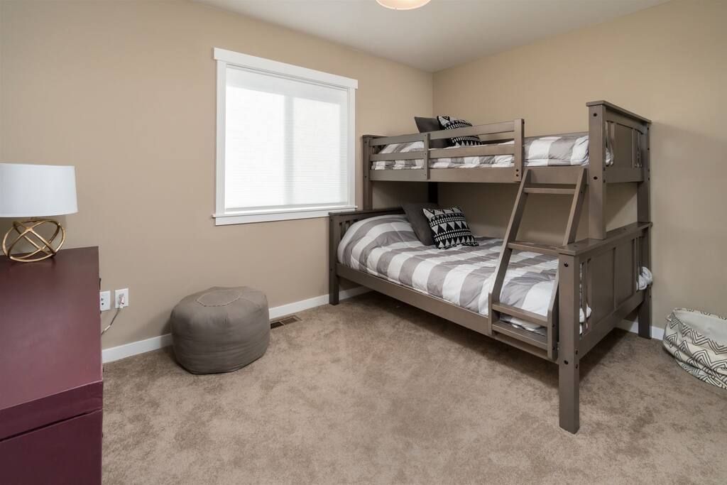 Room with bunk beds at family friendly vacation rental Juniper Getaway in Bend, Oregon
