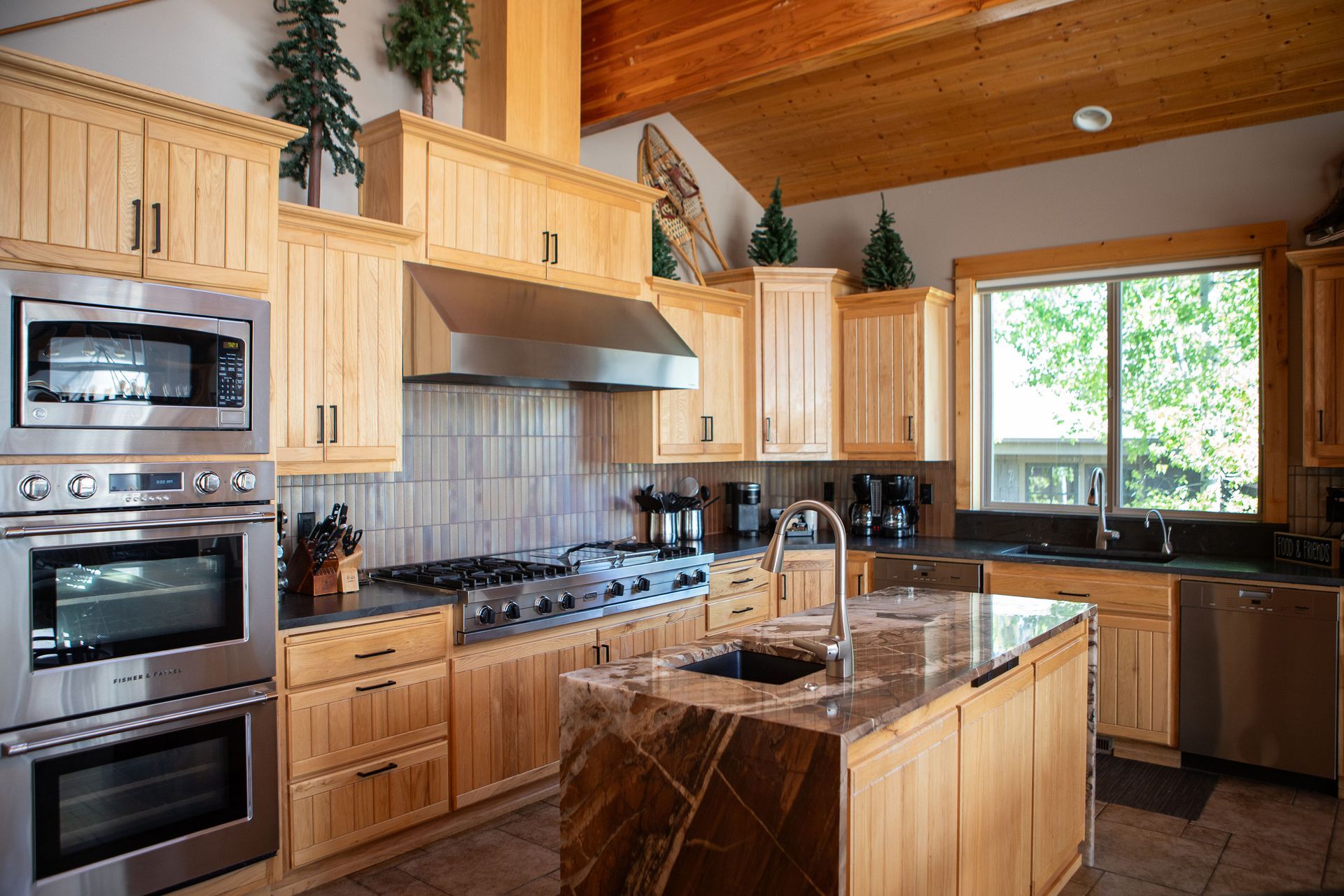 The Masters Lodge kitchen, a luxury vacation rental in Sunriver