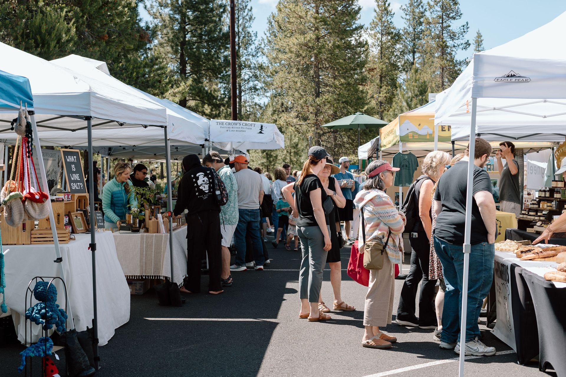 people at farmers market in Central Oregon