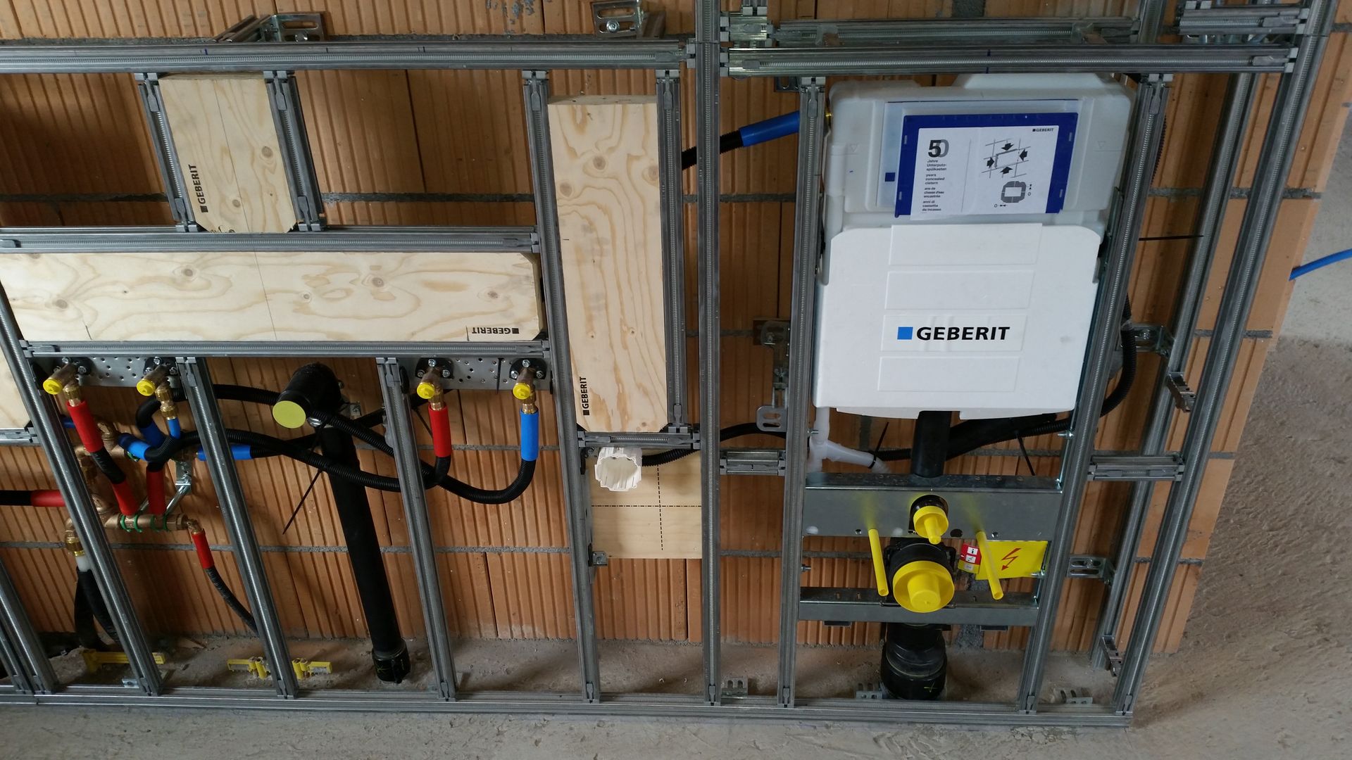 Installation du châssis sanitaire- Patrick Berger Sàrl