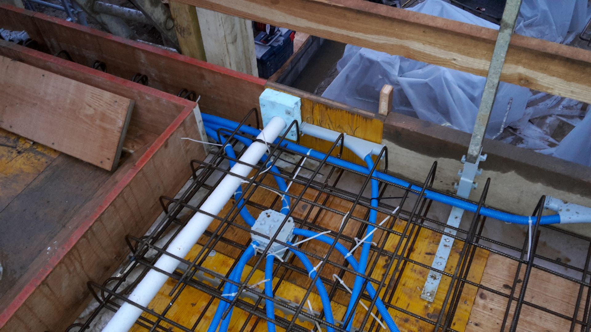 Pose du conduit pour l'aspirateur central en dalle- Patrick Berger Sàrl