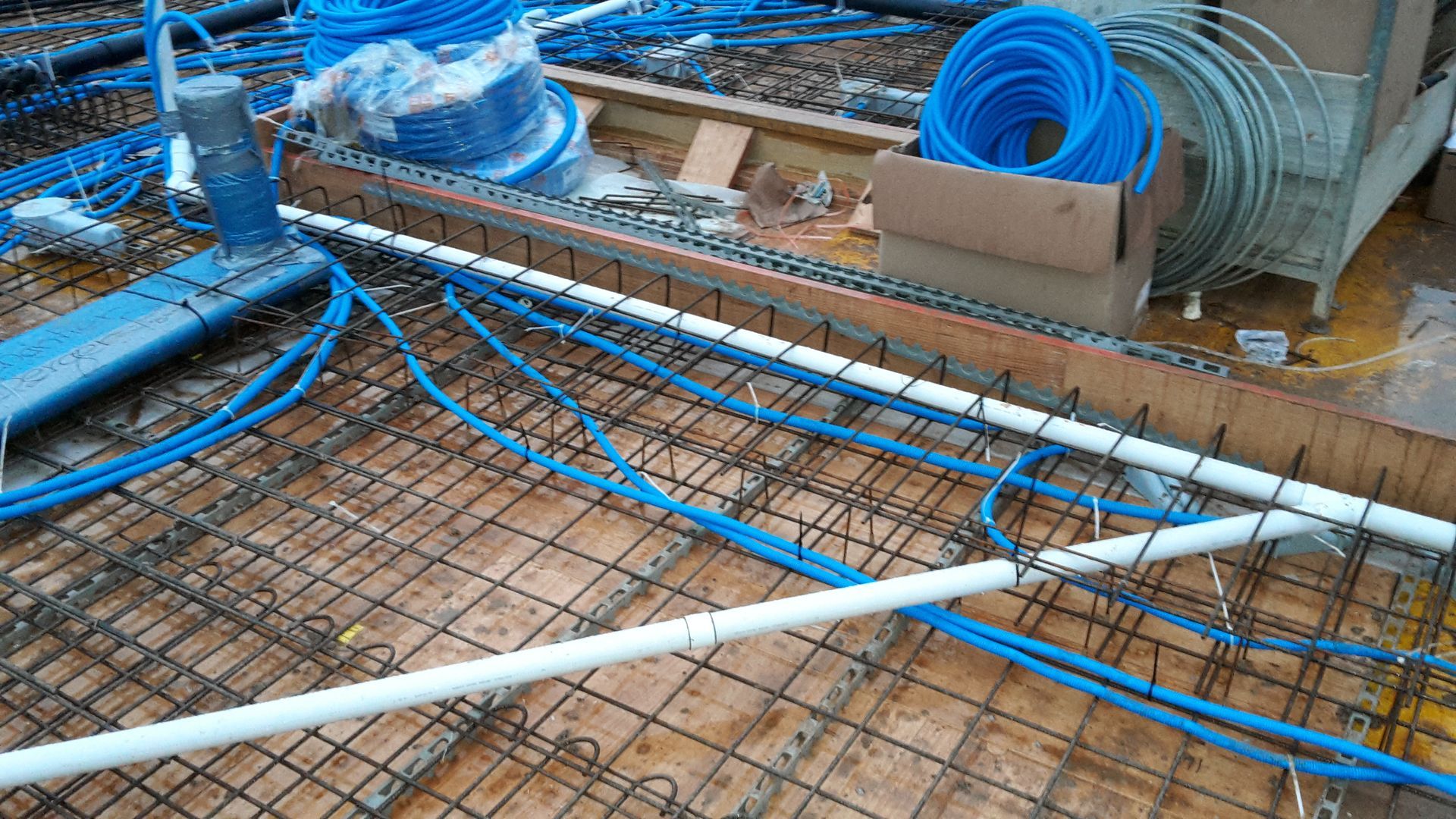 Pose du conduit pour l'aspirateur central en dalle- Patrick Berger Sàrl