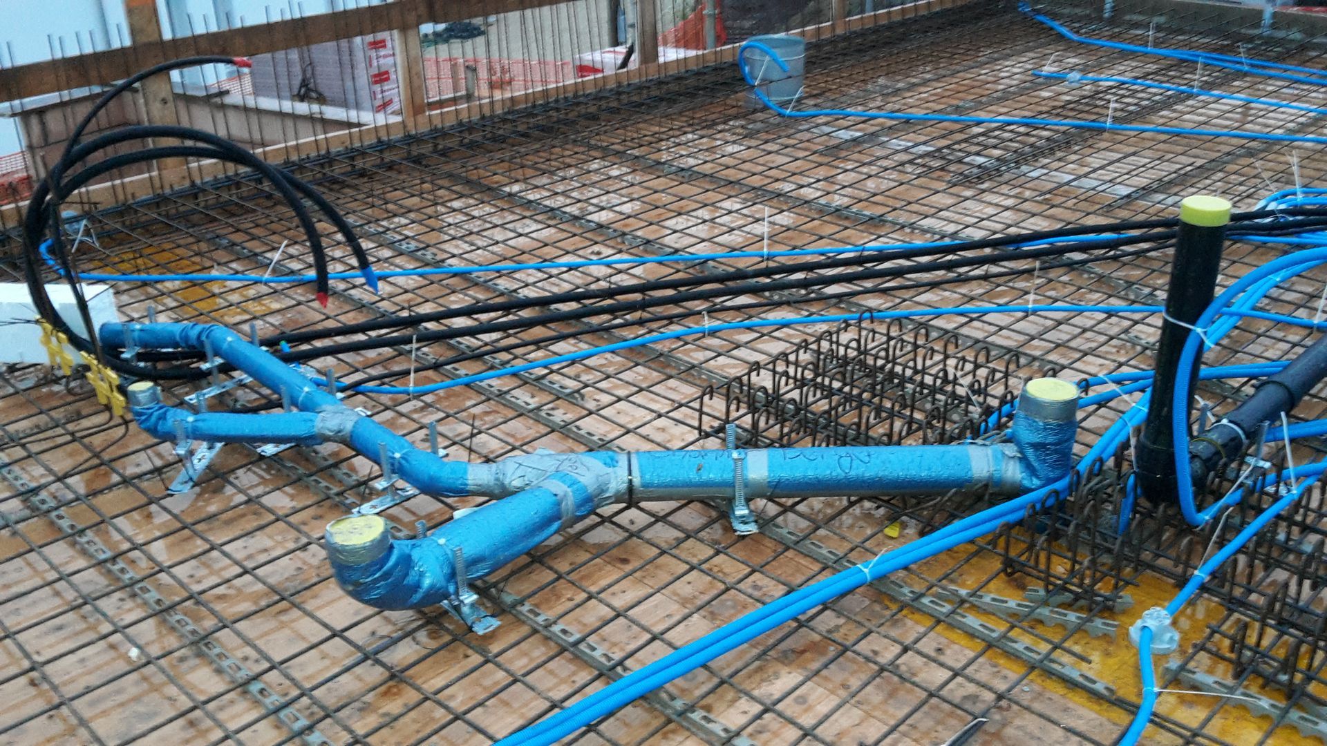 Incorporé en dalle pour les eaux usées et les tuyaux d'eau potable (en noir)- Patrick Berger Sàrl