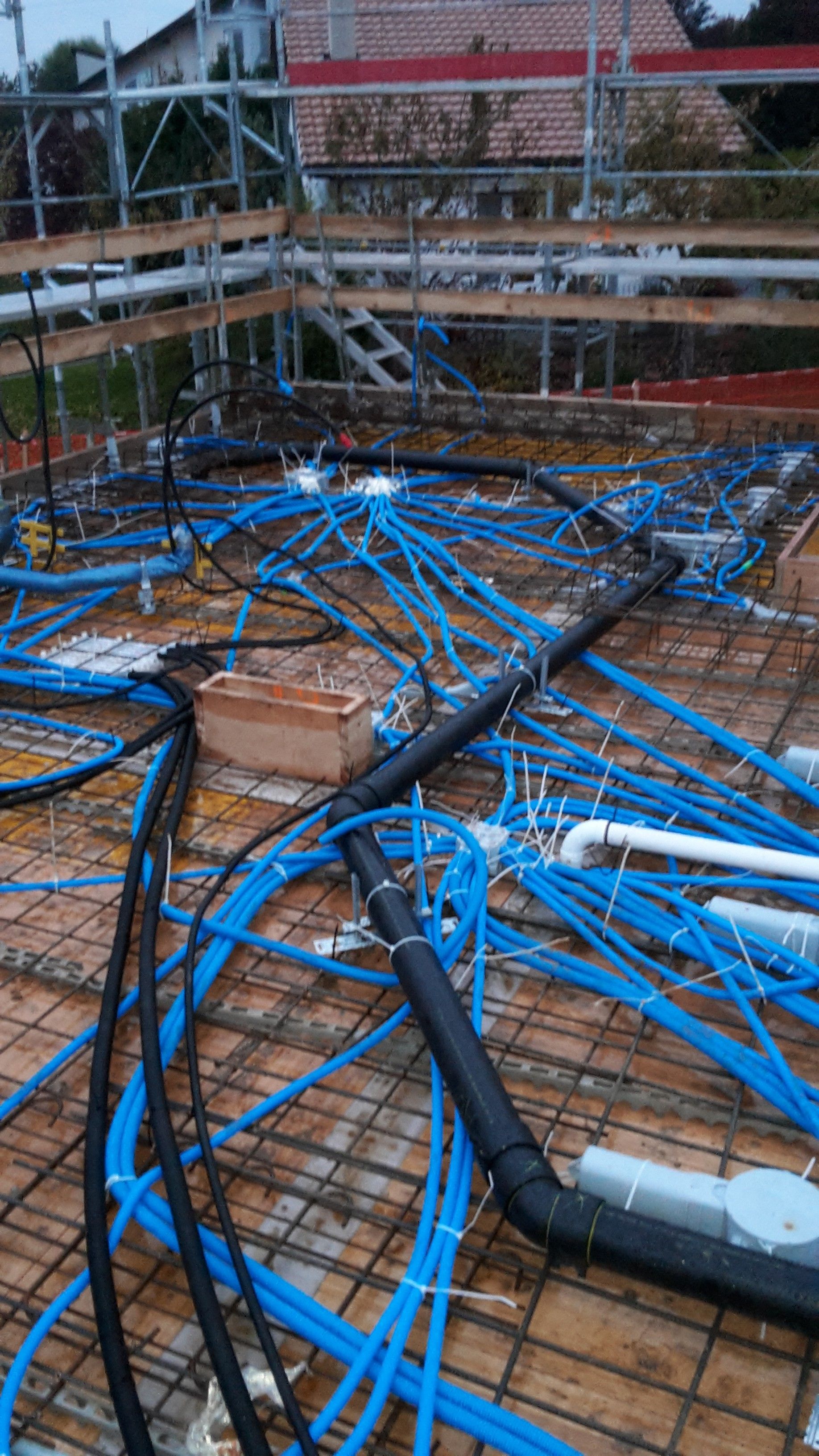 Incorporé en dalle pour les eaux usées et les tuyaux d'eau potable (en noir)- Patrick Berger Sàrl