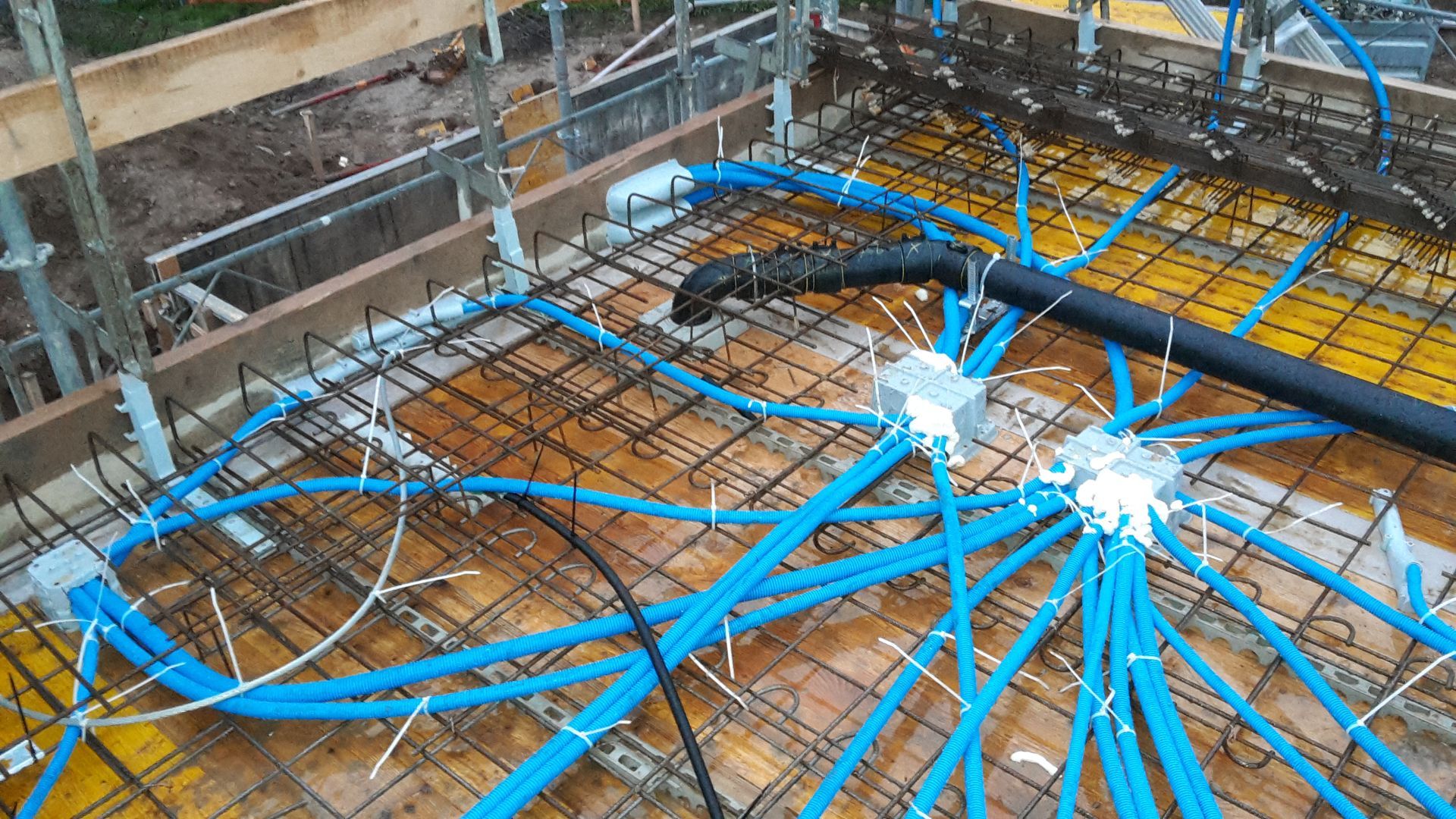 Incorporé en dalle pour les eaux usées et les tuyaux d'eau potable (en noir)- Patrick Berger Sàrl