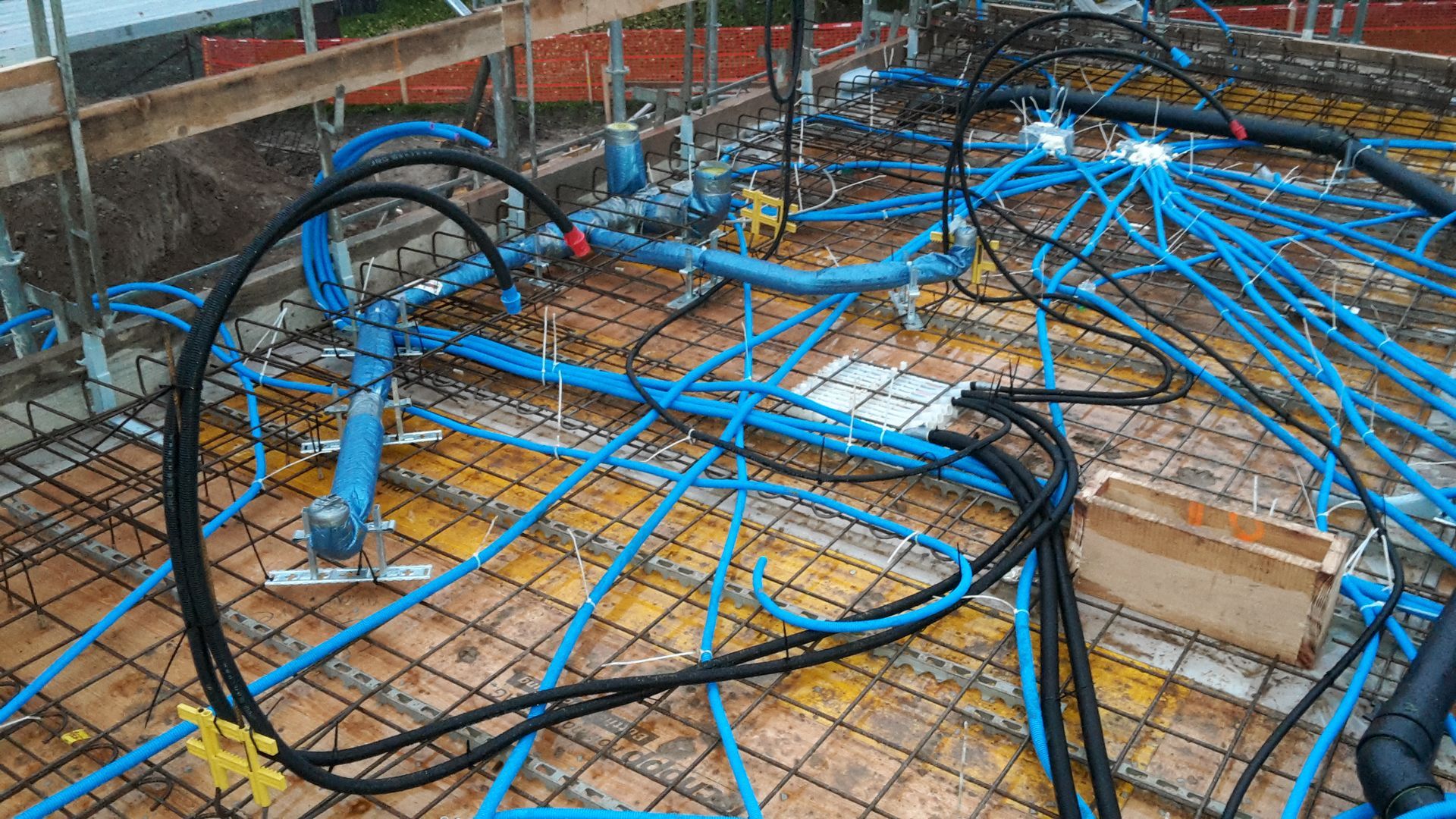 Incorporé en dalle pour les eaux usées et les tuyaux d'eau potable (en noir)- Patrick Berger Sàrl