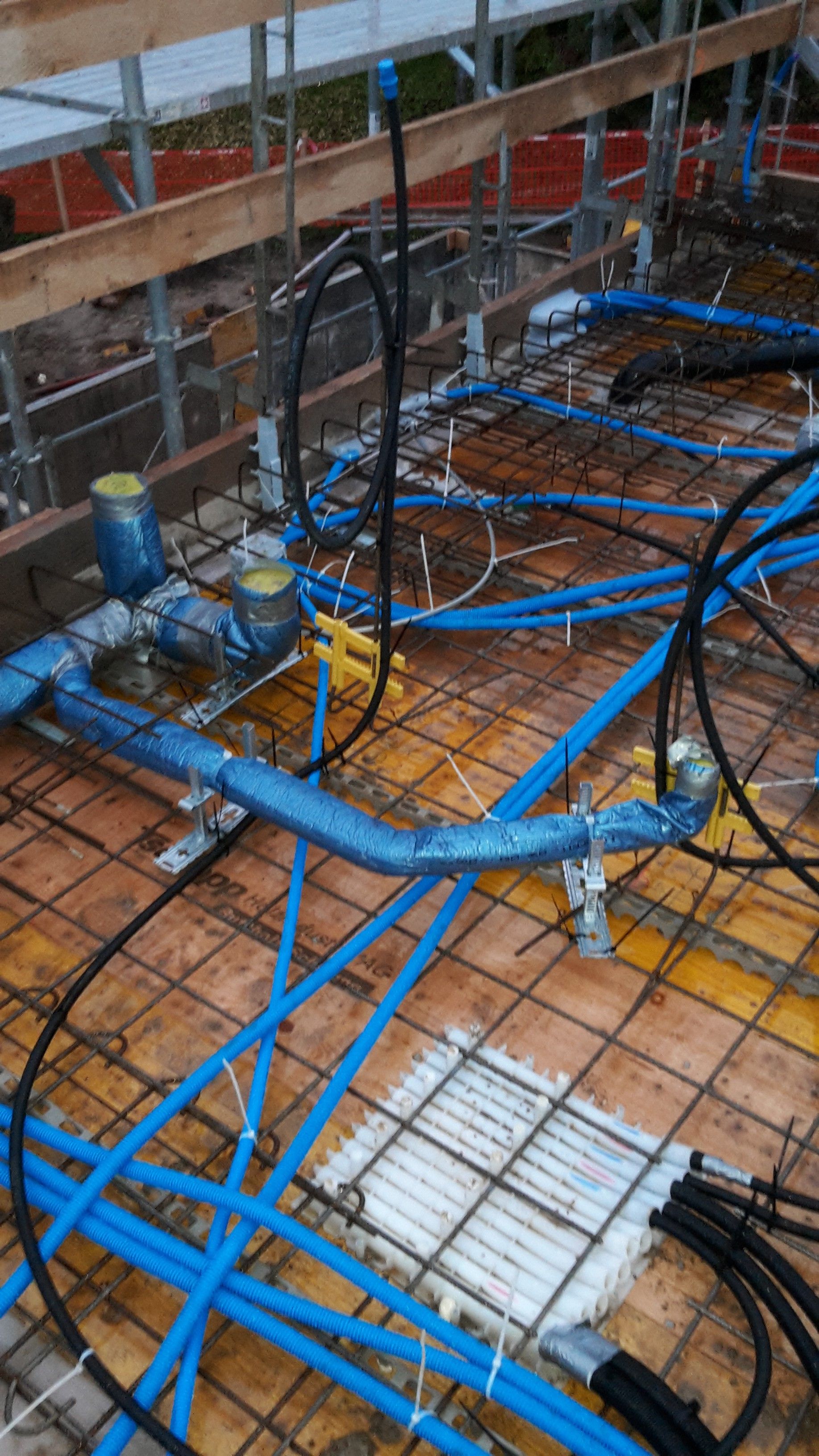 Incorporé en dalle pour les eaux usées et les tuyaux d'eau potable (en noir)- Patrick Berger Sàrl