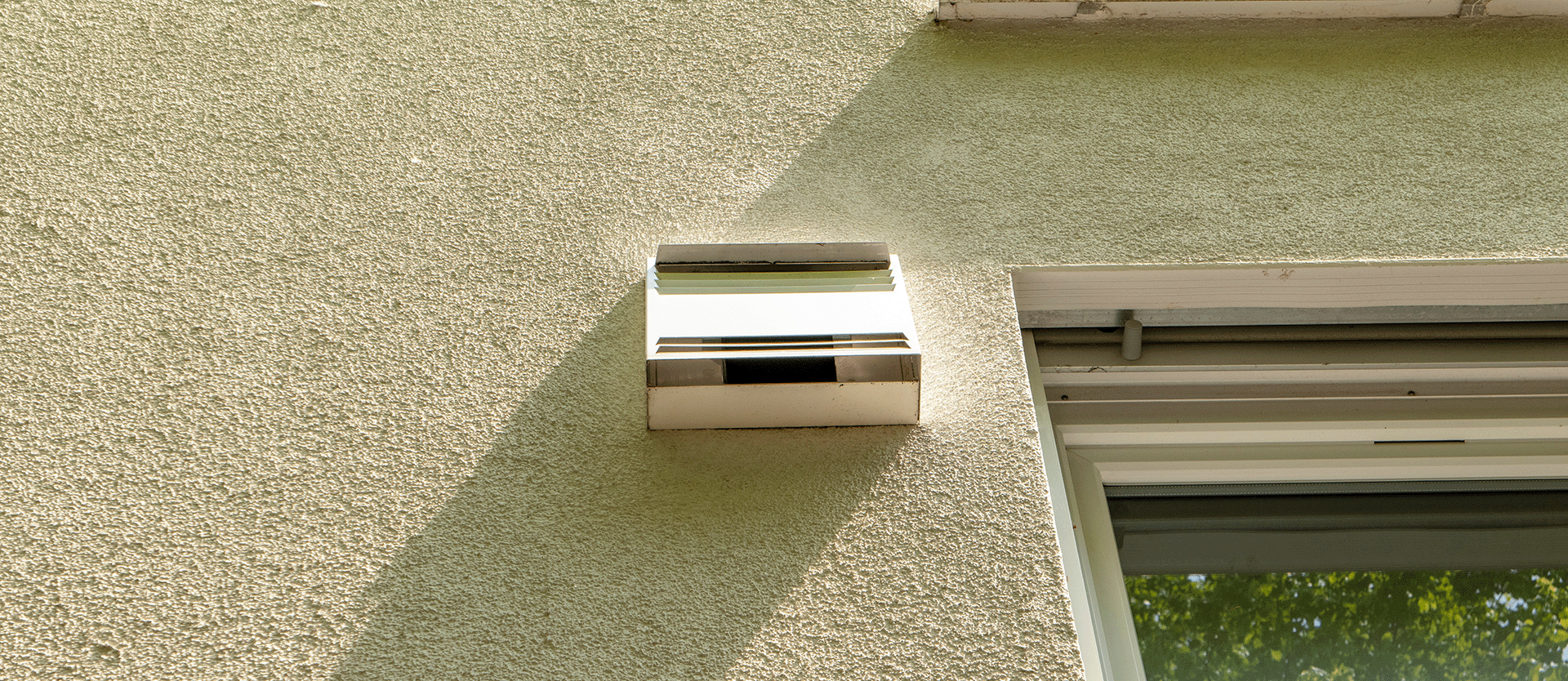 Façade de crépi en cours à nettoyer