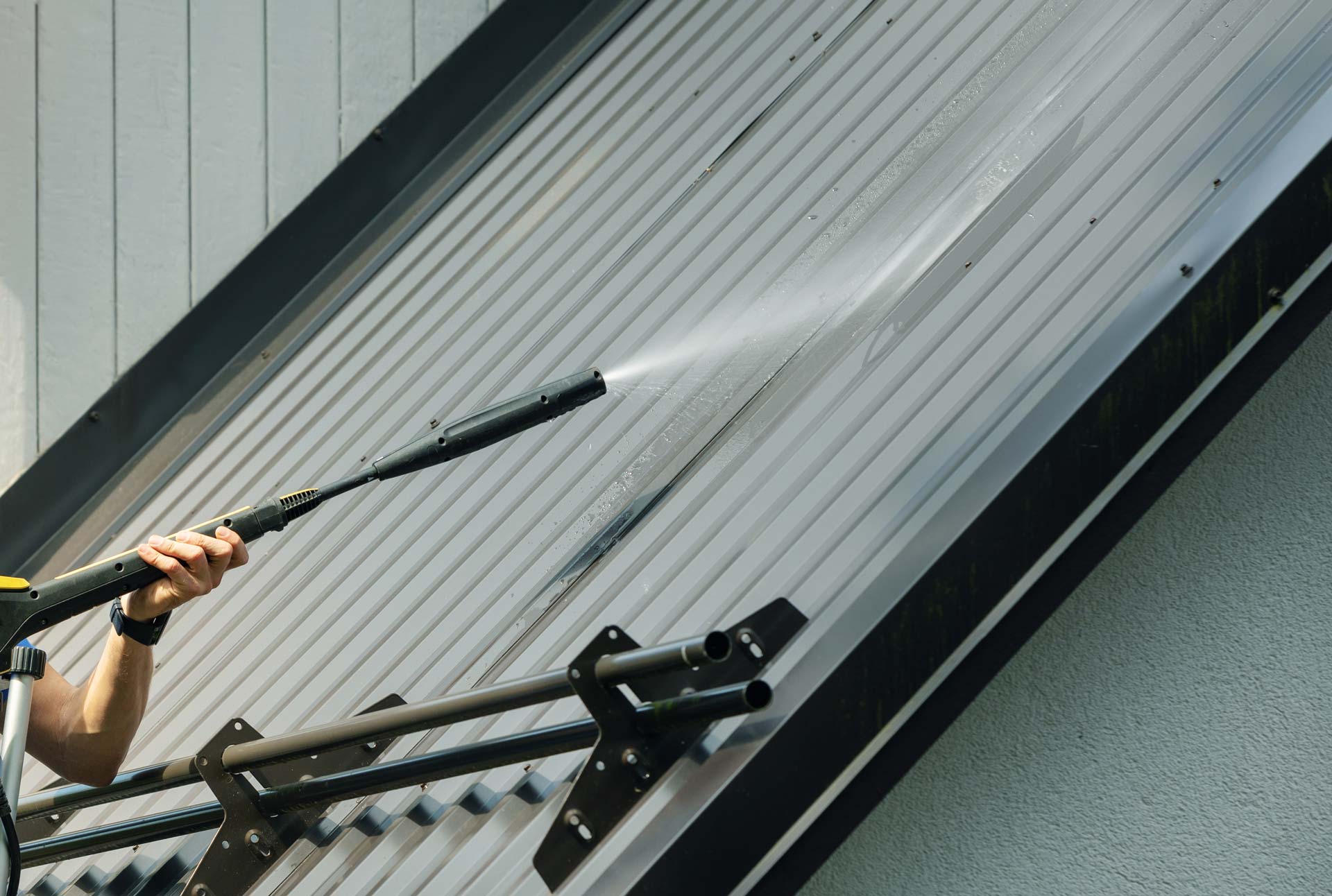 Nettoyage d'un toit en zinc avec un projecteur à haute pression