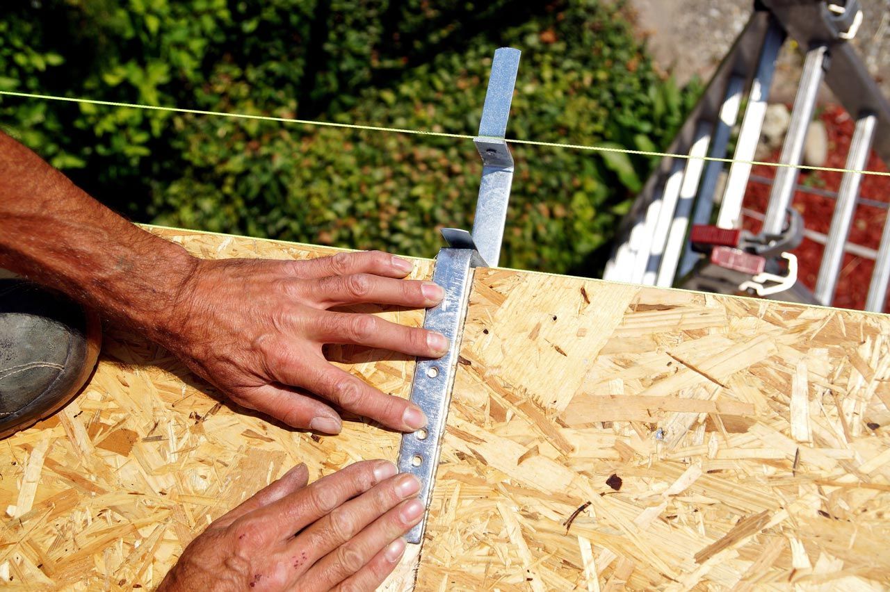 Travail minutieux sur une charpente