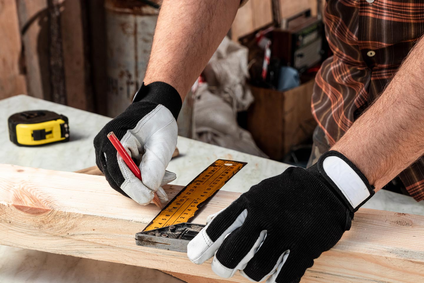 Travail de minutie sur charpente en atelier