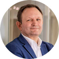 Ute Hermel Verkaufsleiterin bei Greven Medien Foto von Ansprechpartner Laurent Fecherolle. Freundlich schauender Mann mit blauem Jackett und weißem Hemd.