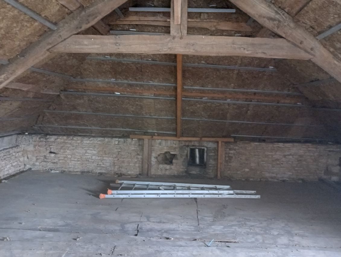 Échelle au sol sous des combles.