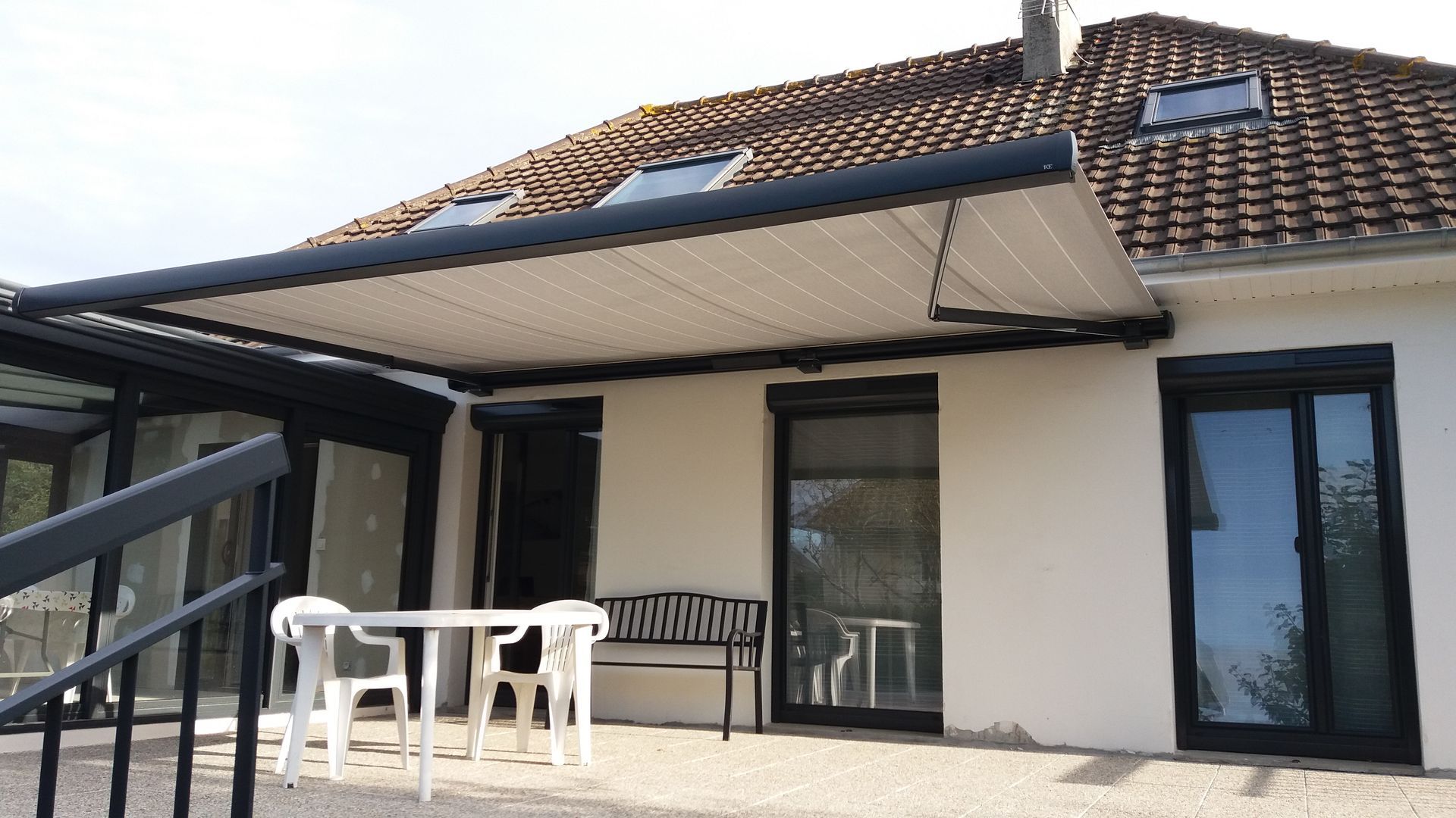 Store extérieur en tissu.