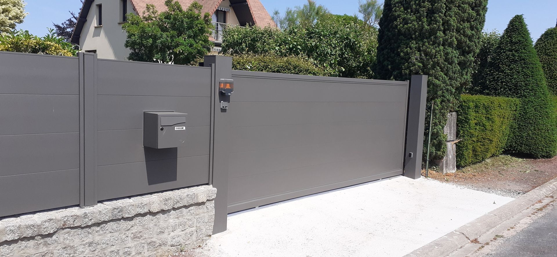 Un portail avec une boîte aux lettres